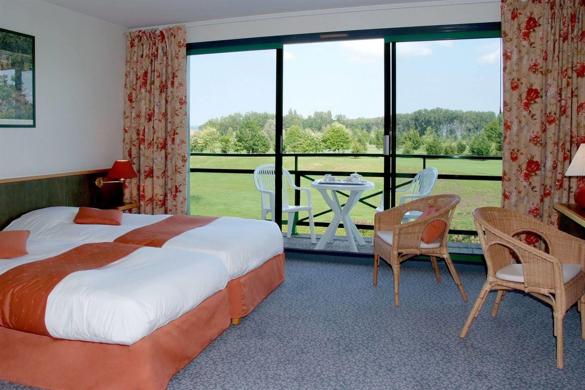 Golf Hotel Colvert - Room Service Disponible Levernois Bagian luar foto